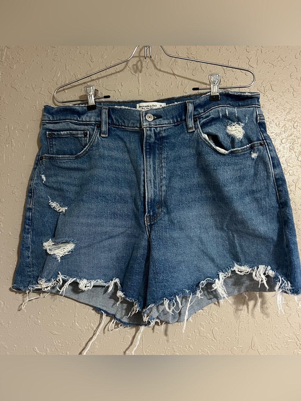 Abercrombie The 4” Mom Short High Rise Size 14